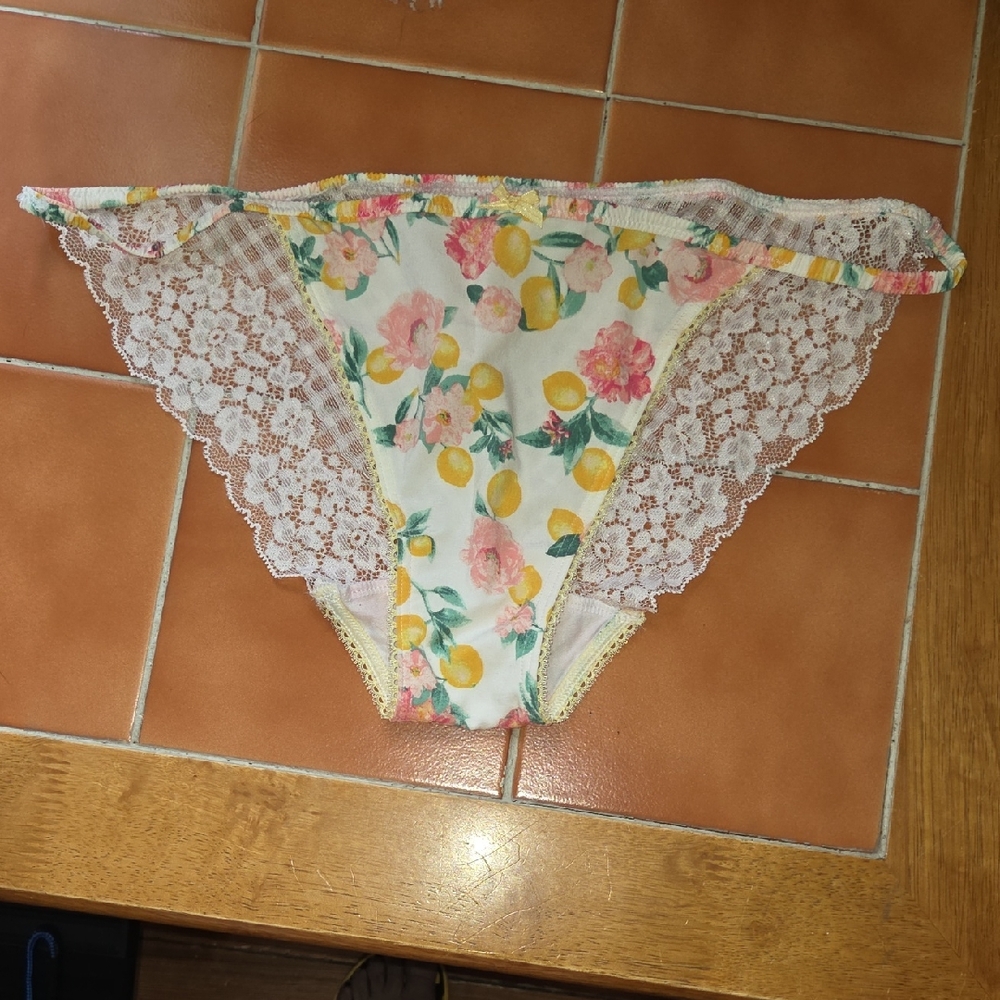 VICTORIA'S SECRET FLORAL STRING BIKINI SIZE LARGE NEW WITH TAG